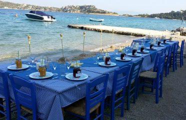 ΨΑΡΟΤΑΒΕΡΝΑ ΛΟΥΤΡΑΚΙ | ΨΑΡΟΜΕΖΕΔΕΣ | BEACH BAR | ΞΑΠΛΩΣΤΡΕΣ | ΛΙΝΤΟ ΠΛΑΖ